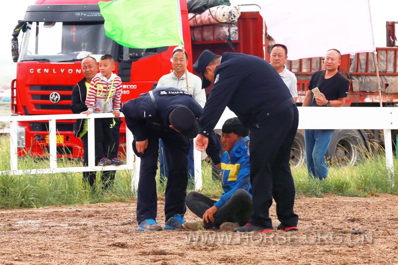 那达慕大会赛马选手不慎摔落